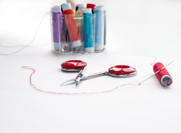 haft ręczny w trakcie pracy