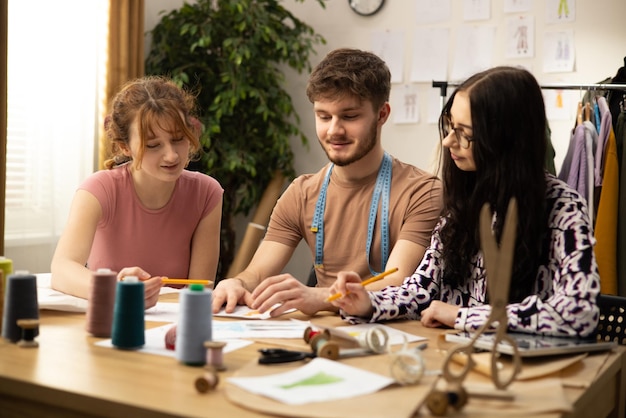 zespół hafciarek przy stole